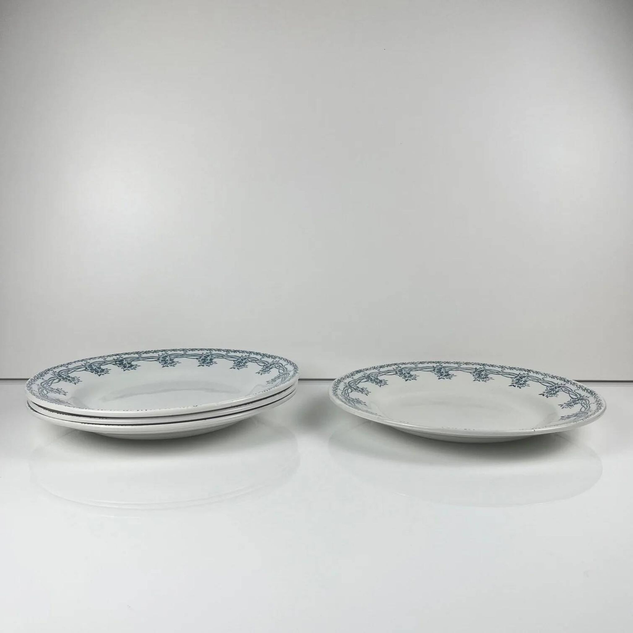 Set de 4 assiettes plates St Amand, vers 1930
