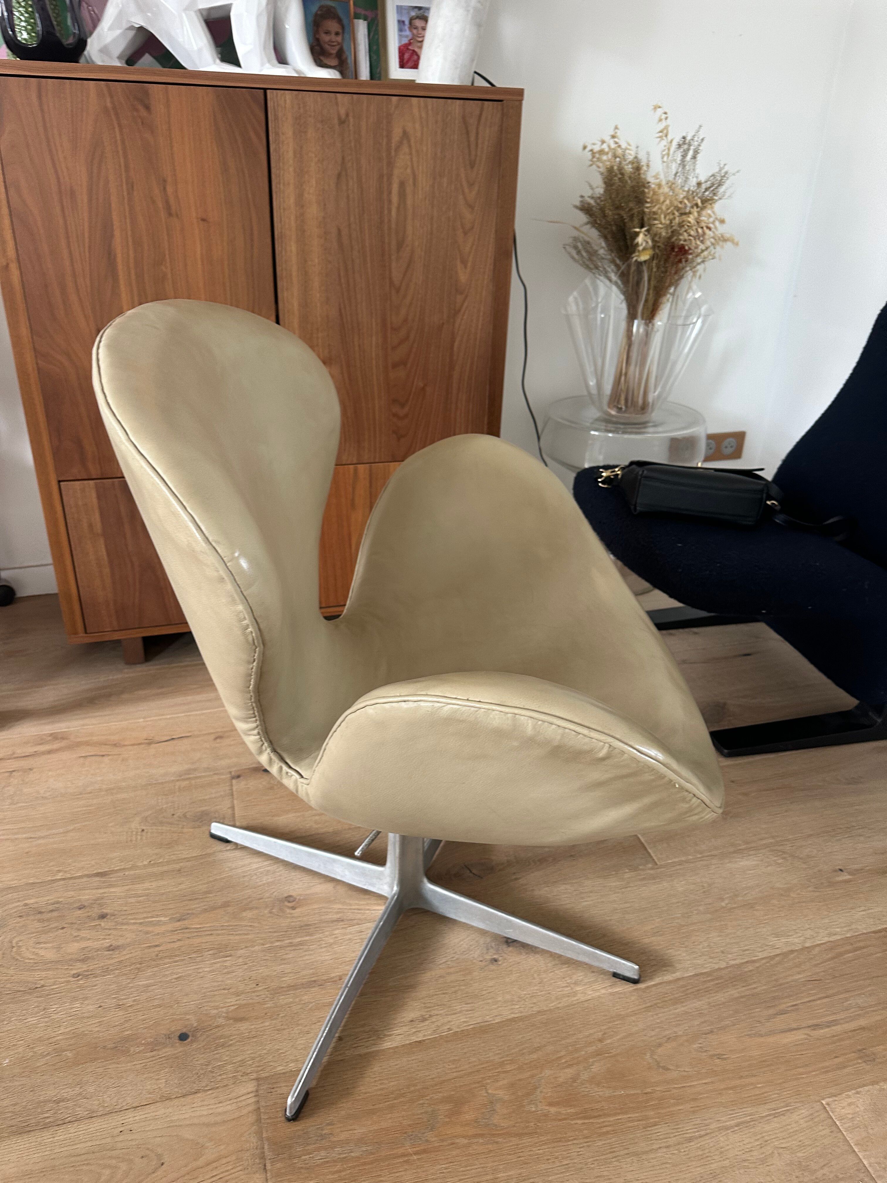 Swan Chair Arne Jacobsen first edition Fritz Hansen 1960s