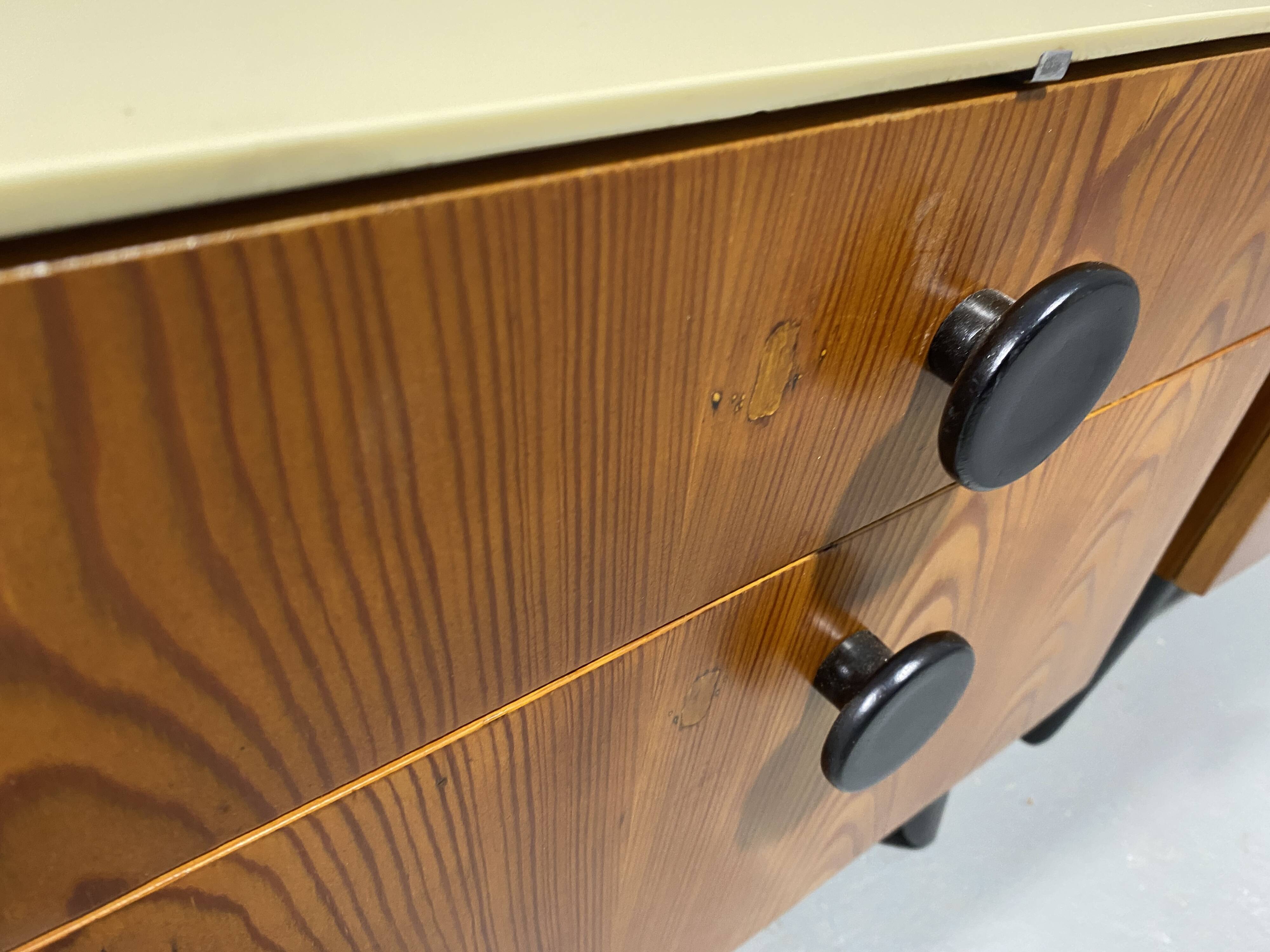 Tables de nuit entièrement restaurées par Jindřich Halabala pour ÚP Závody, années 1950, Tchécoslovaquie