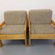 Suite de 2 fauteuils chauffeuses vintage en pin et tissu des années 70