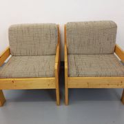 Set of 2 vintage fireside chairs in pine and fabric from the 70s