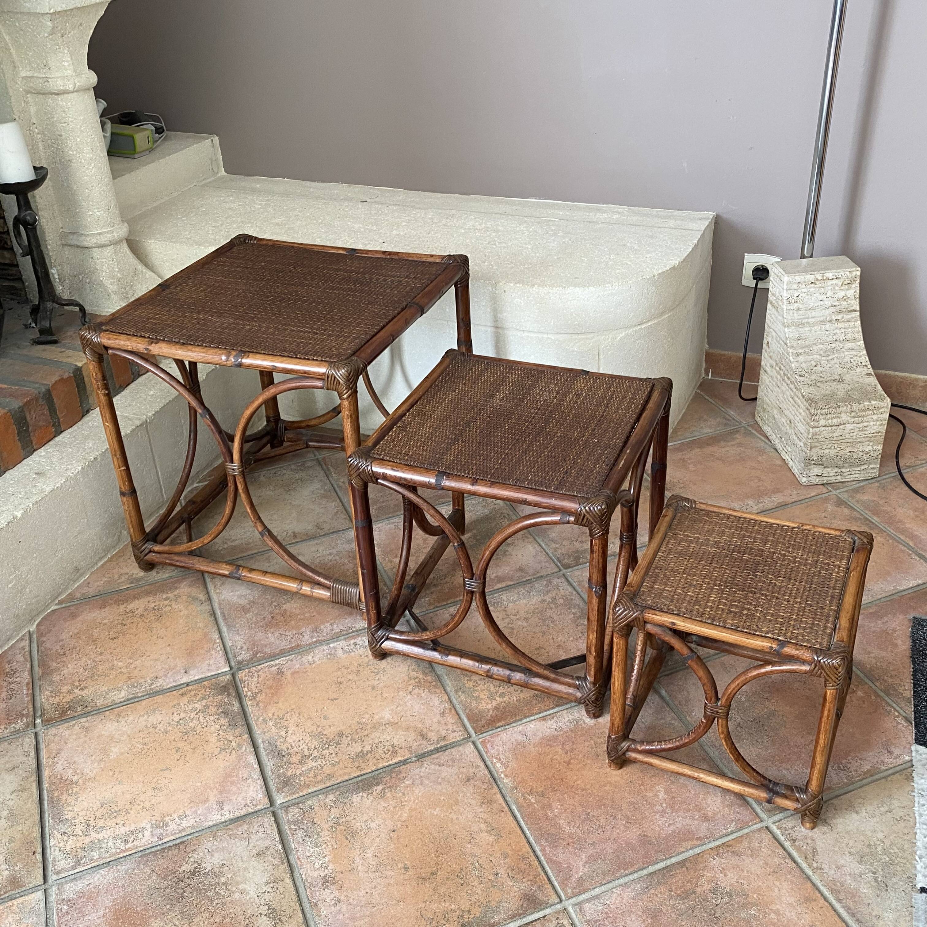 Lot de 3 tables gigognes en Rotin. 1960.