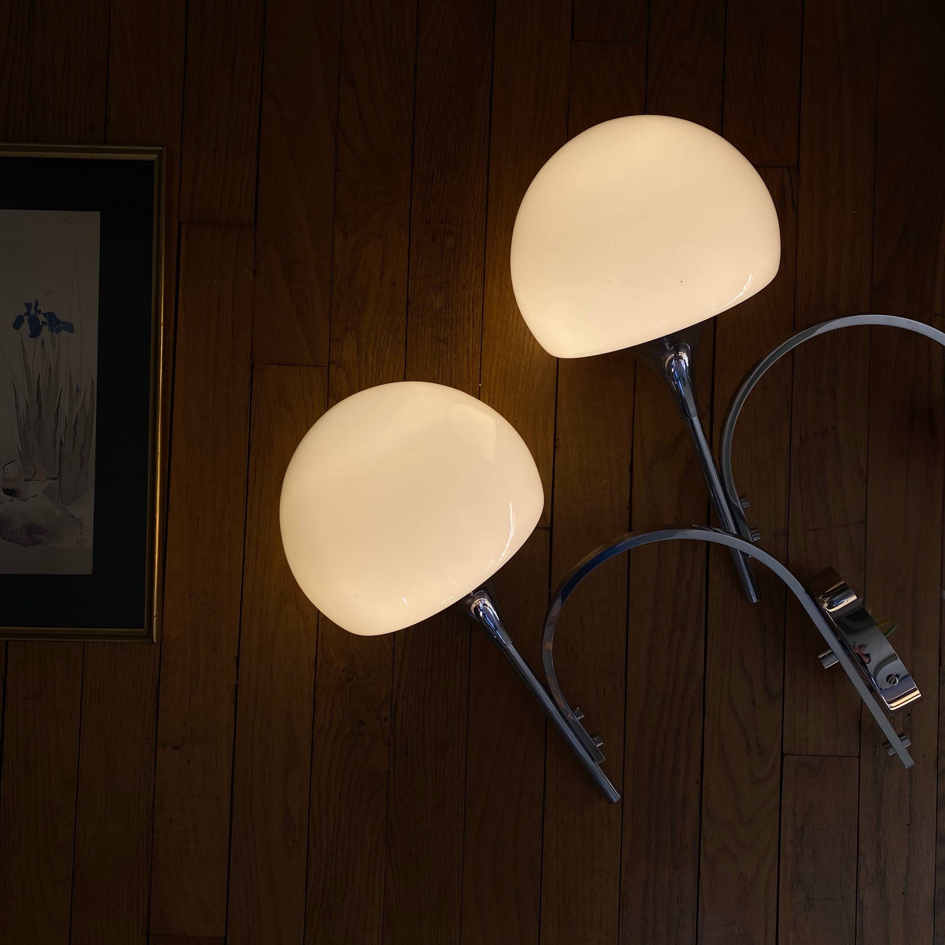 Large pair of Sciolari seventies wall sconces in chrome metal.