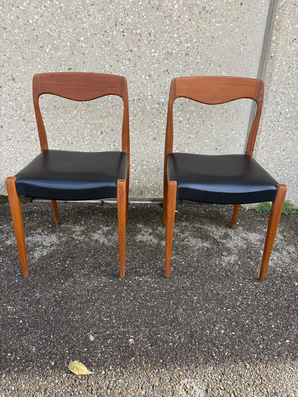 2 Scandinavian chairs