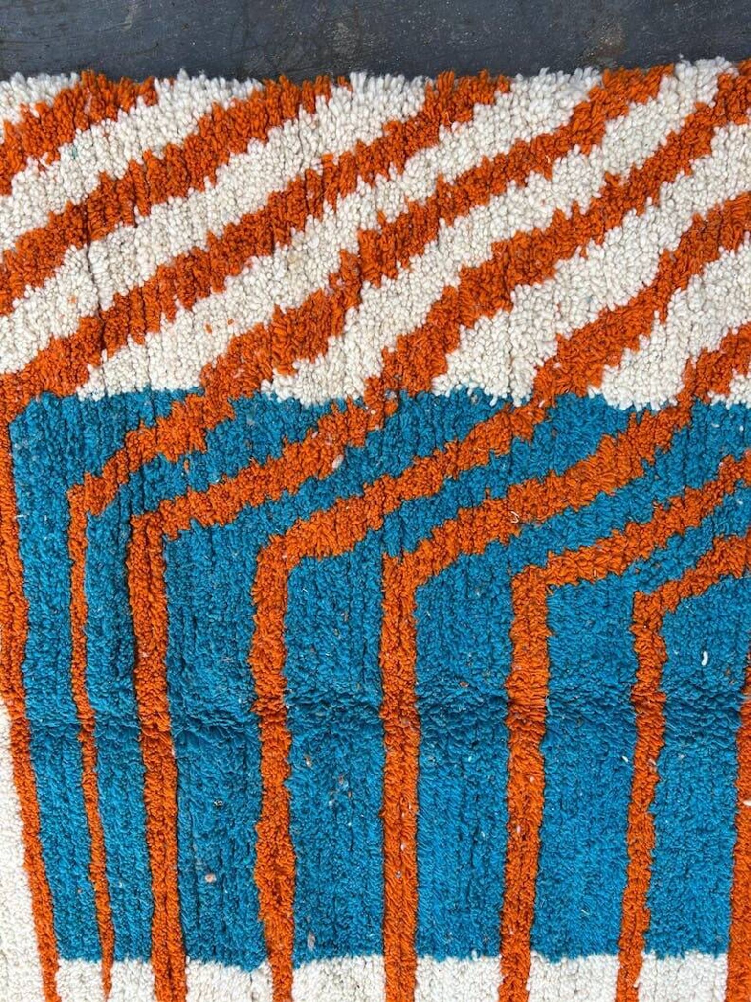 Tapis berbère beni ouraine à motifs colorés taille 150 x 250 cm