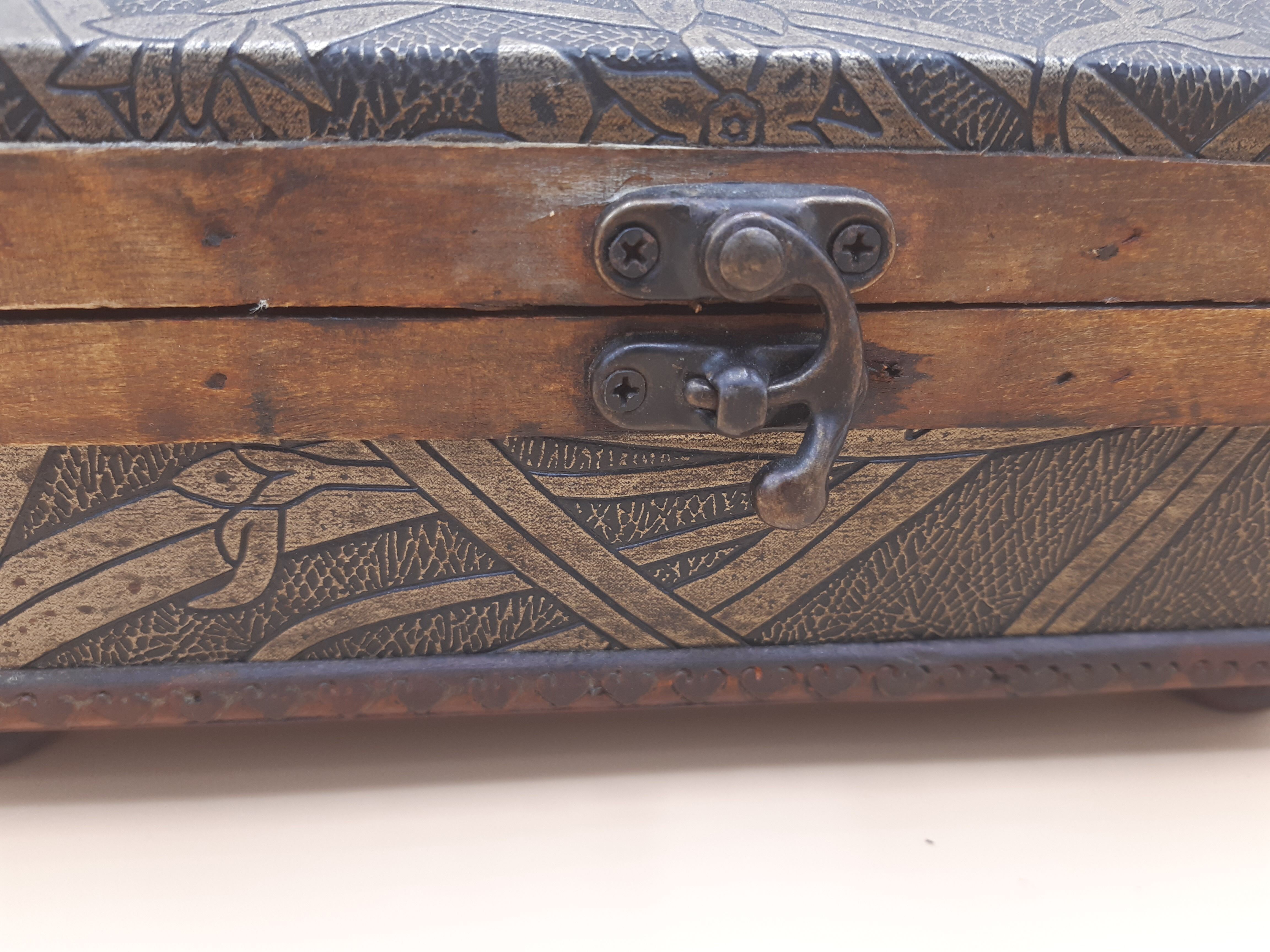 Boîte à mouchoir en bois