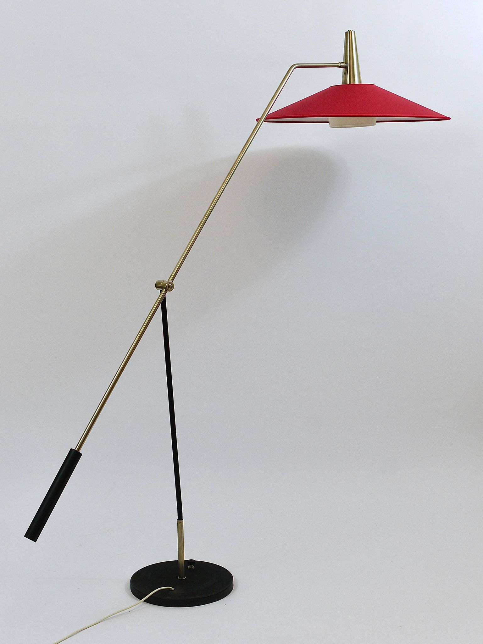 Articulated floor lamp with counterweight mid-century by Rupert Nikoll, nickel, brass.