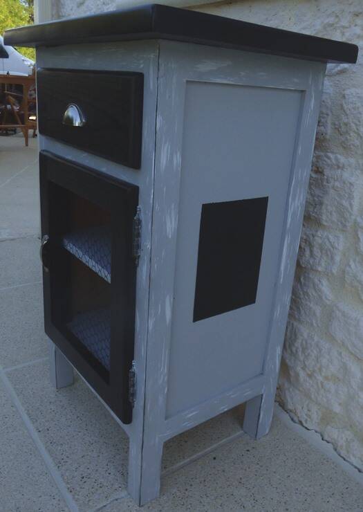 Furniture suitable for everywhere with a thick top, in solid wood