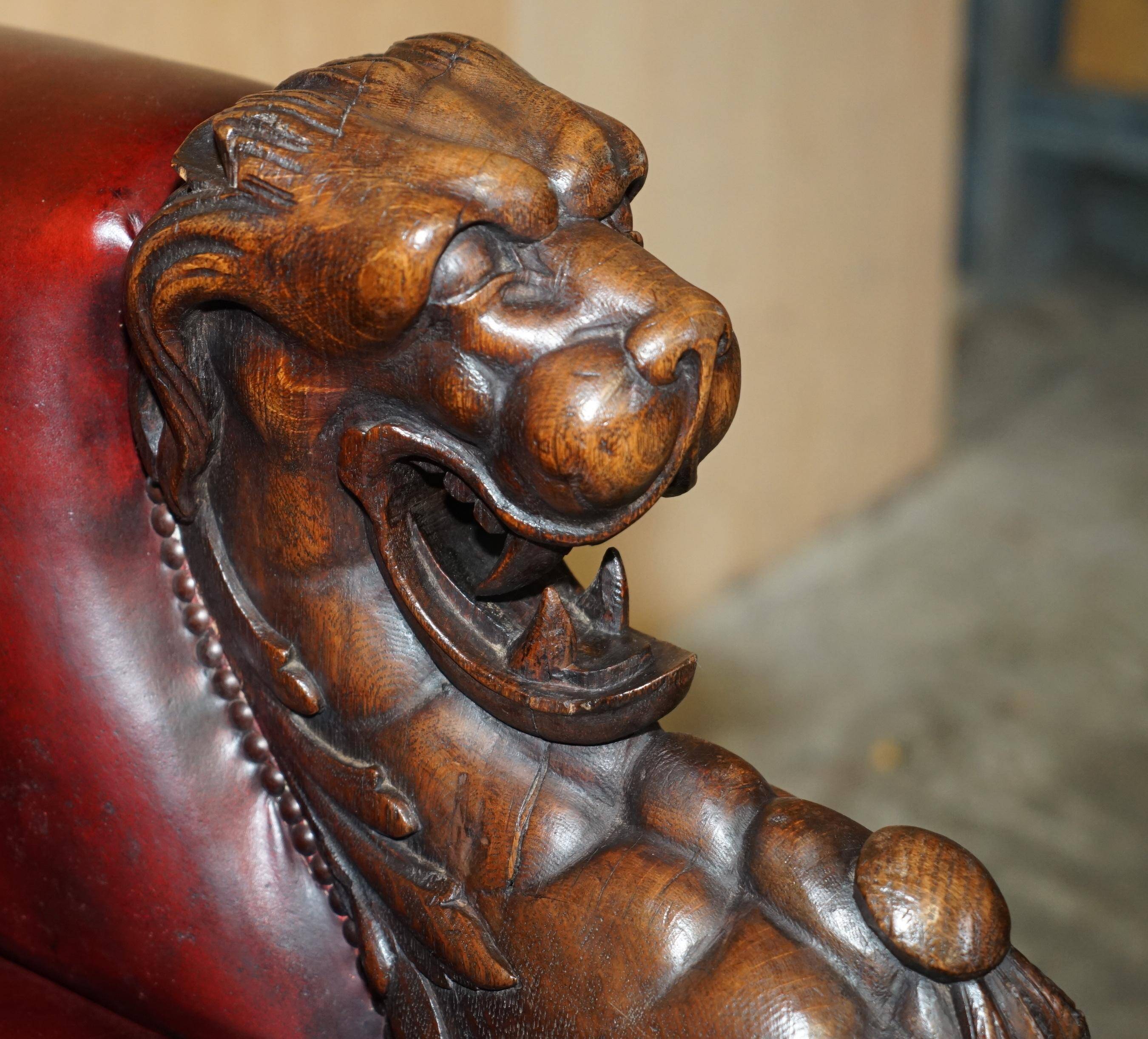 Canapé Chesterfield victorien en cuir avec têtes de lion sculptées