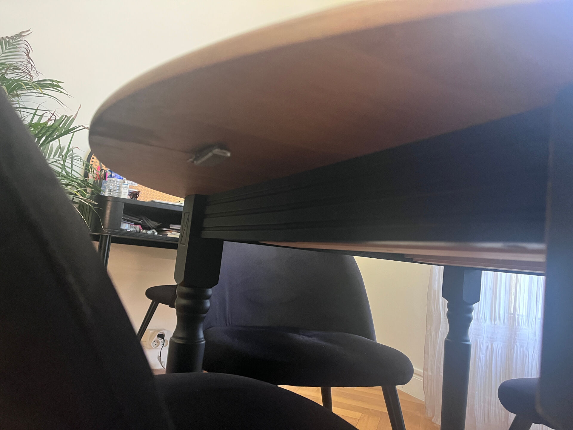 Extendable dining table for 4-8 people.