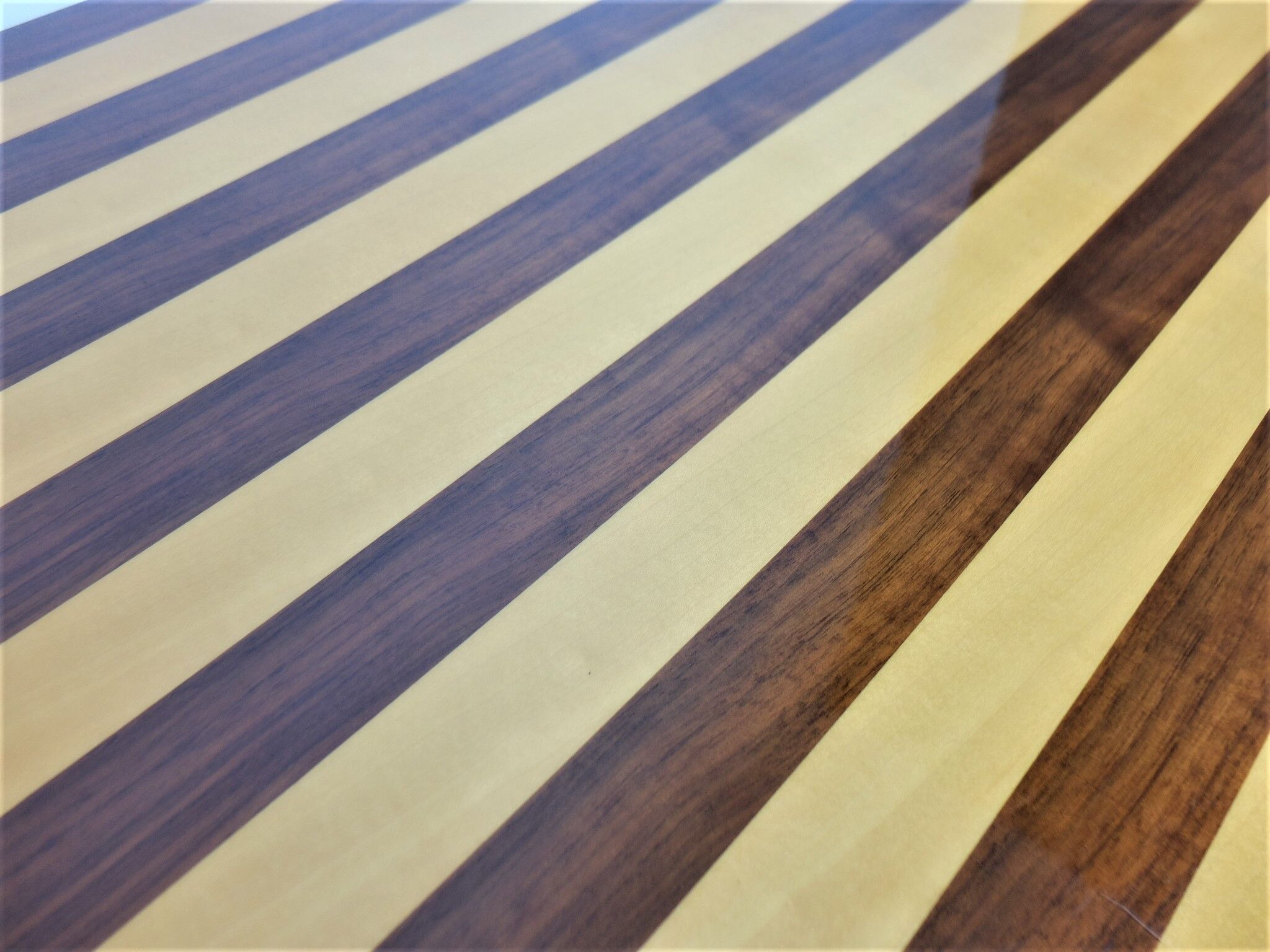 Table low Italian 1950, on the walnut and Sycamore