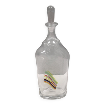 Une carafe Bertil Vallien avec bouchon pour Kosta Boda, années 1980. Série Rainbow.