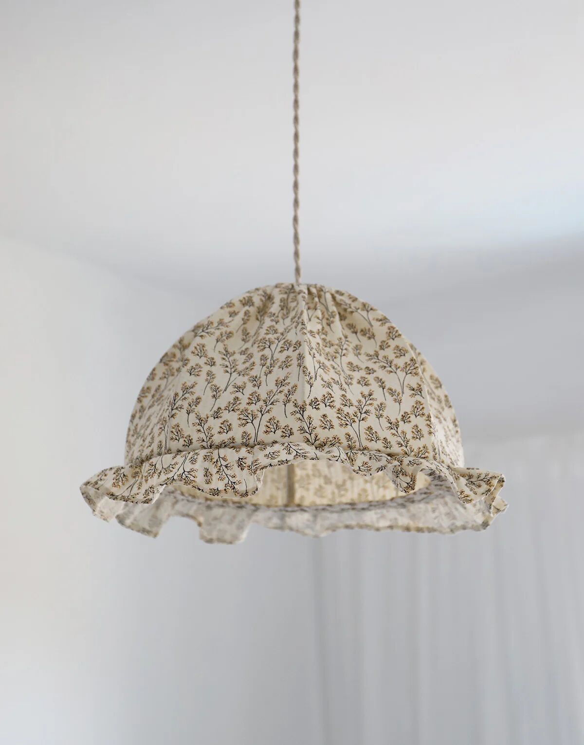 Suspension dôme arrondi avec volants Margaret imprimée "brindilles"