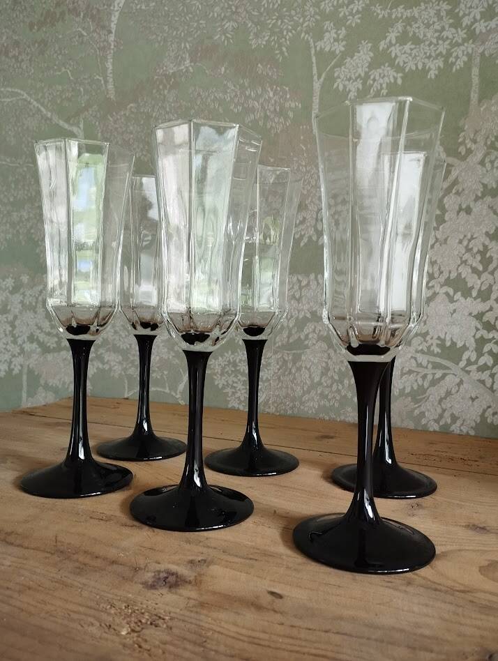 Set of 6 Arcoroc flutes with black stems – 1970s design
