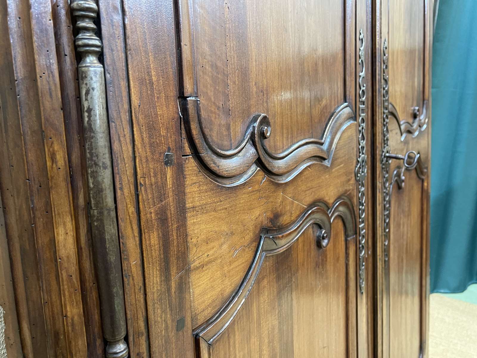 Louis XV cabinet façade in nineteenth century walnut.