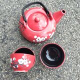 Teapot and cups
