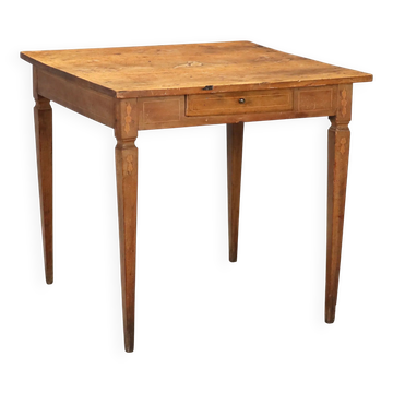 Antique neoclassical walnut coffee table with maple inlays, 18th century.