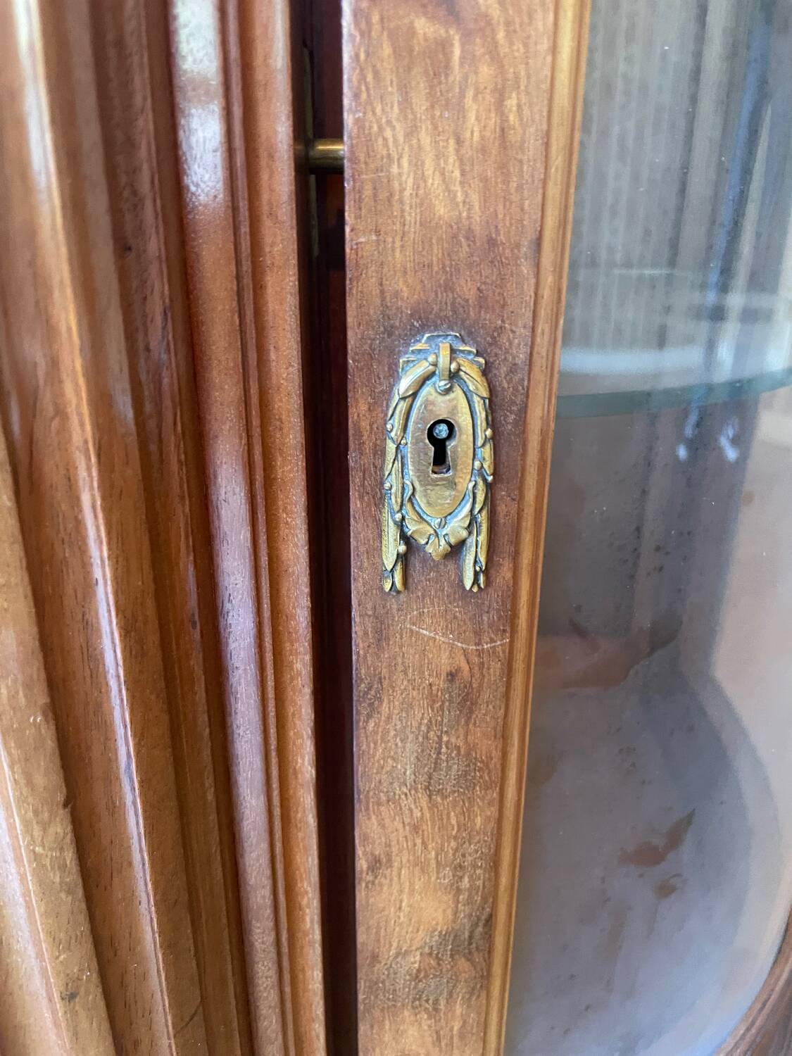 Meuble d’appui Louis XVI en bois précieux, marbre et vitrine – Haentgès Frè