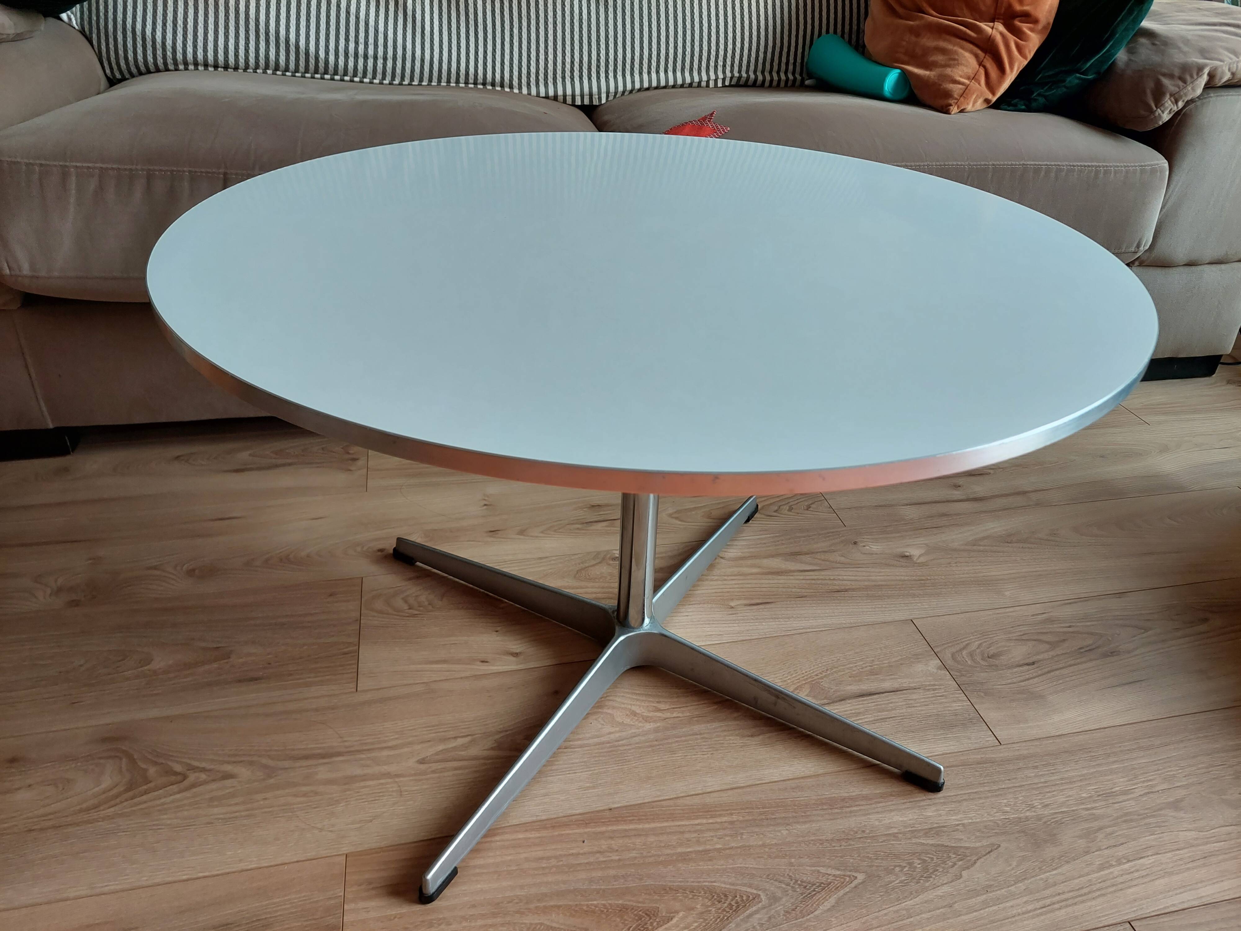 Arne Jacobsen table