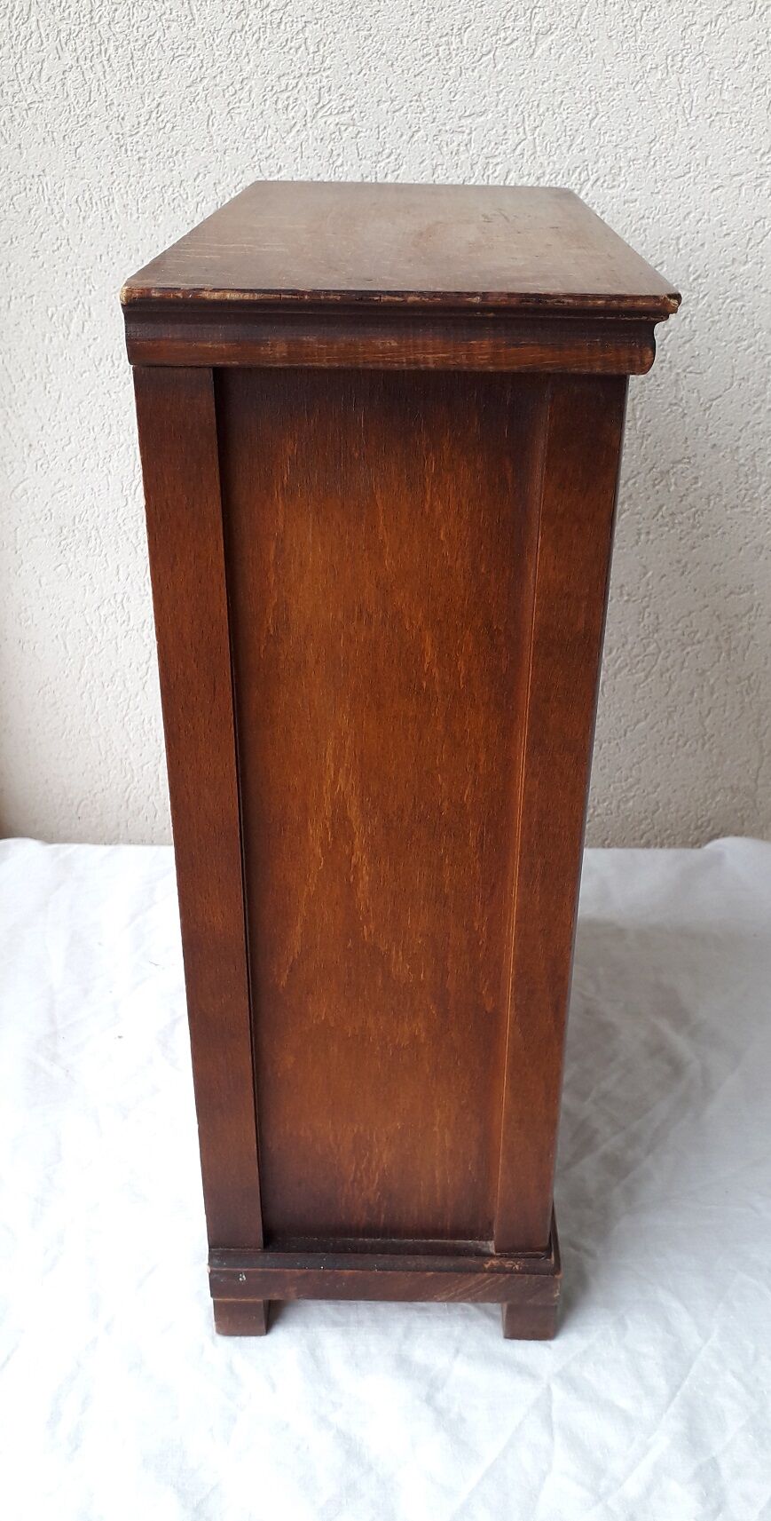 Armoire de poupée en bois