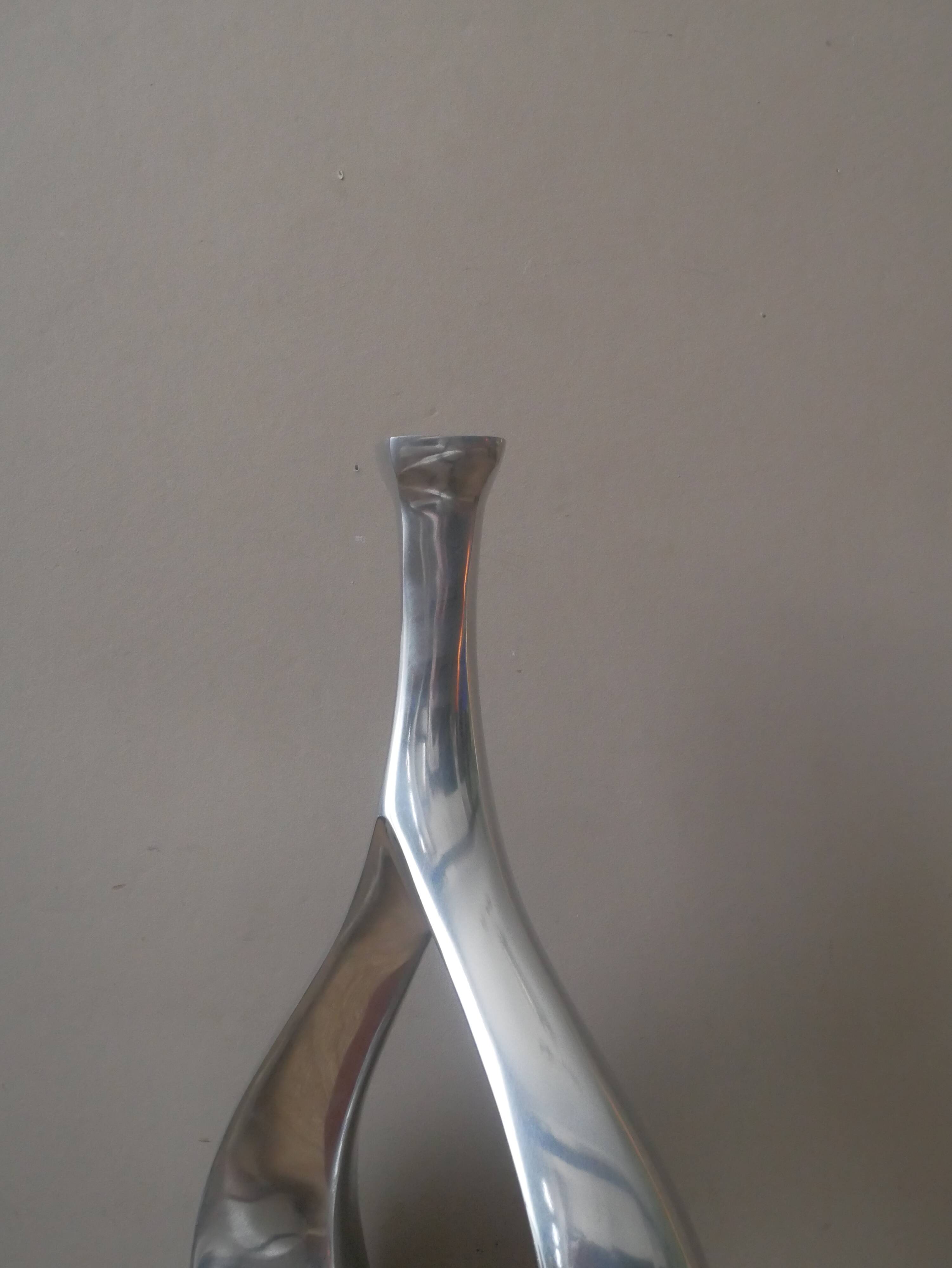 Contemporary design cast aluminum soliflore vase