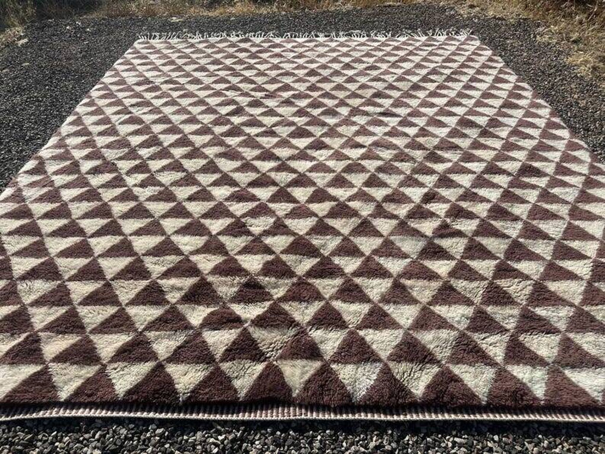 Très grand tapis berbère marocain écru et bordeaux 450x300 cm motif triangl