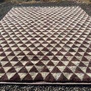 Très grand tapis berbère marocain écru et bordeaux 450x300 cm motif triangl