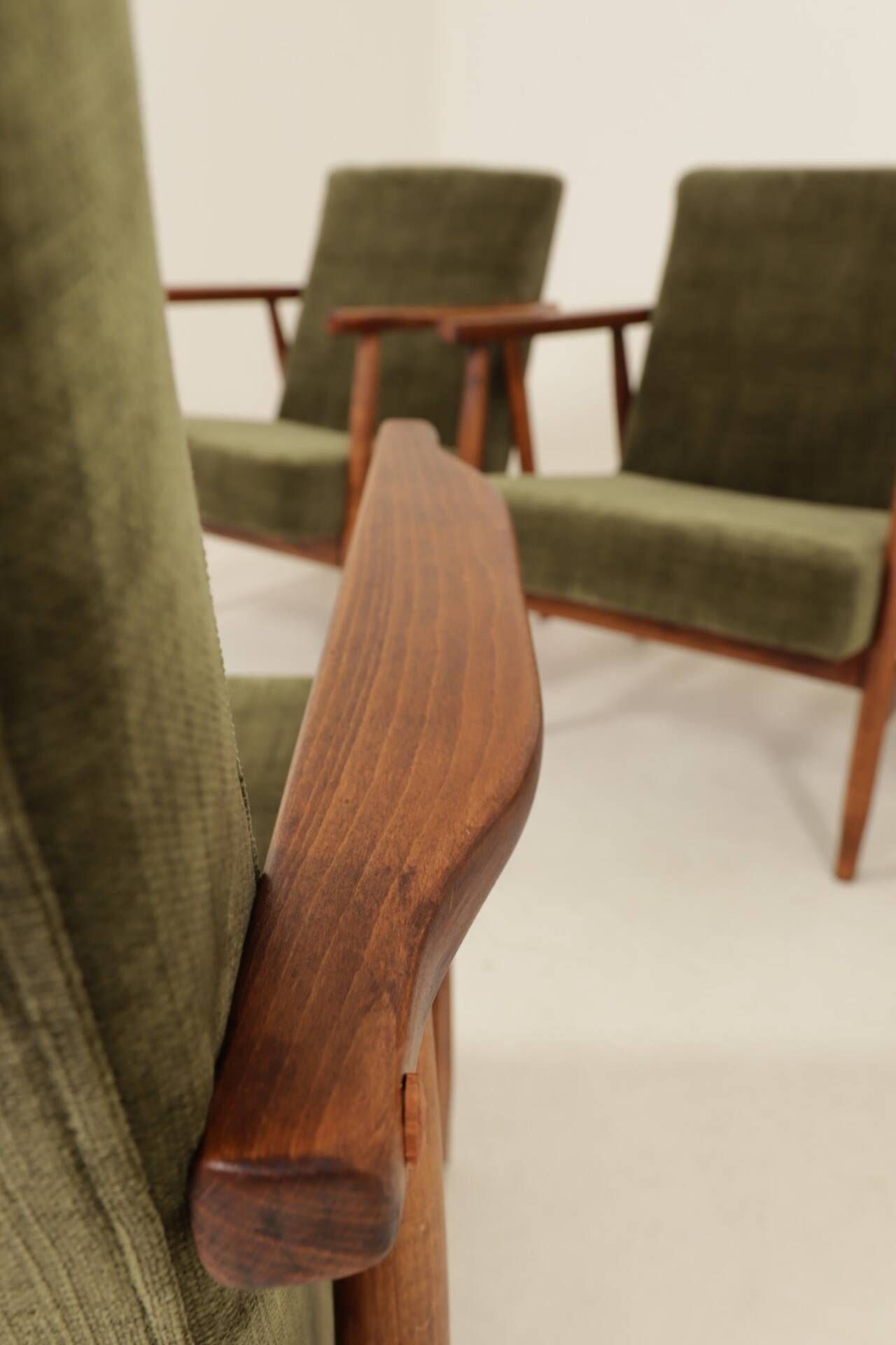 Ensemble de 4 Fauteuils Mid-Century Modern – Velours olive vert 