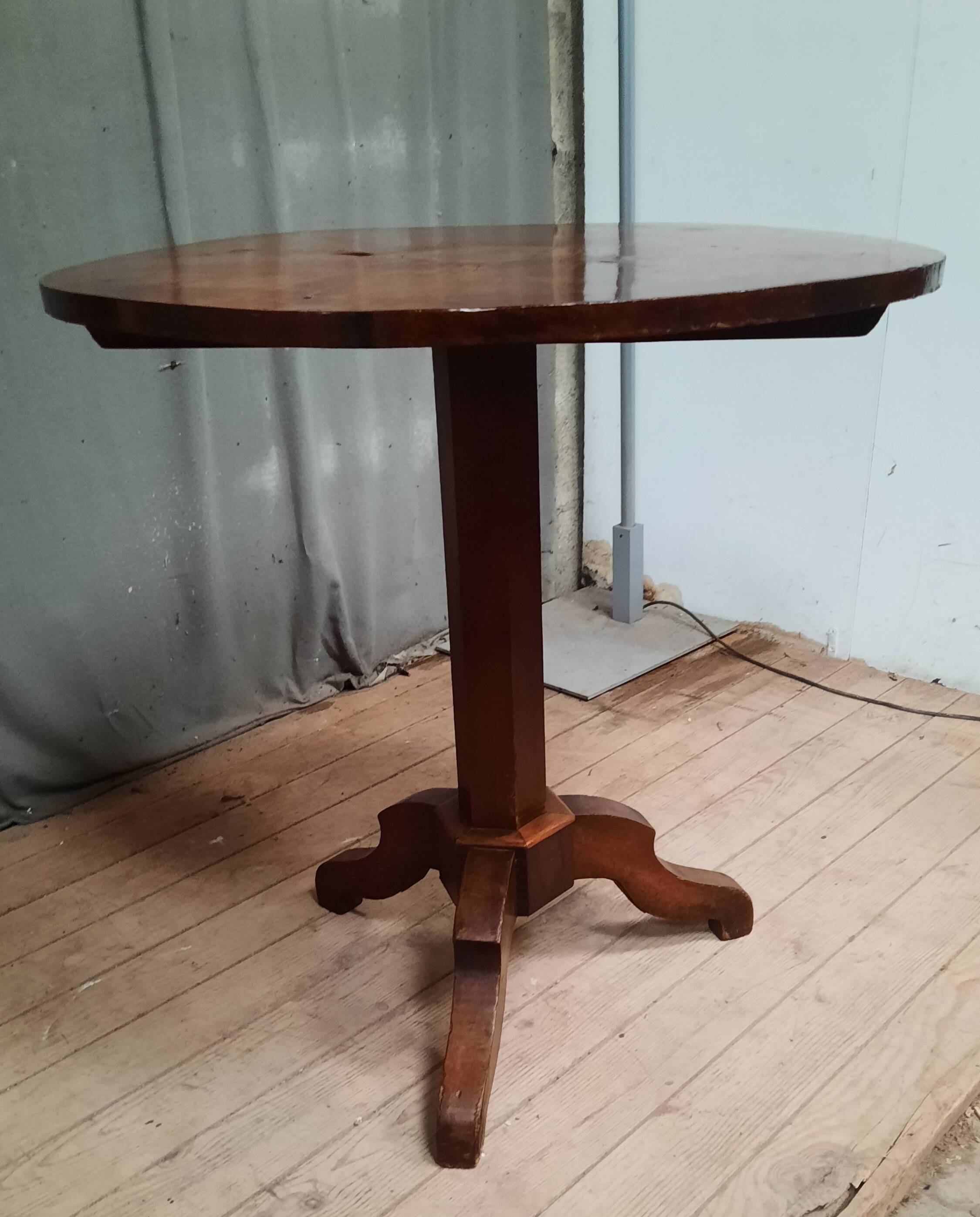 Nineteenth century pedestal table