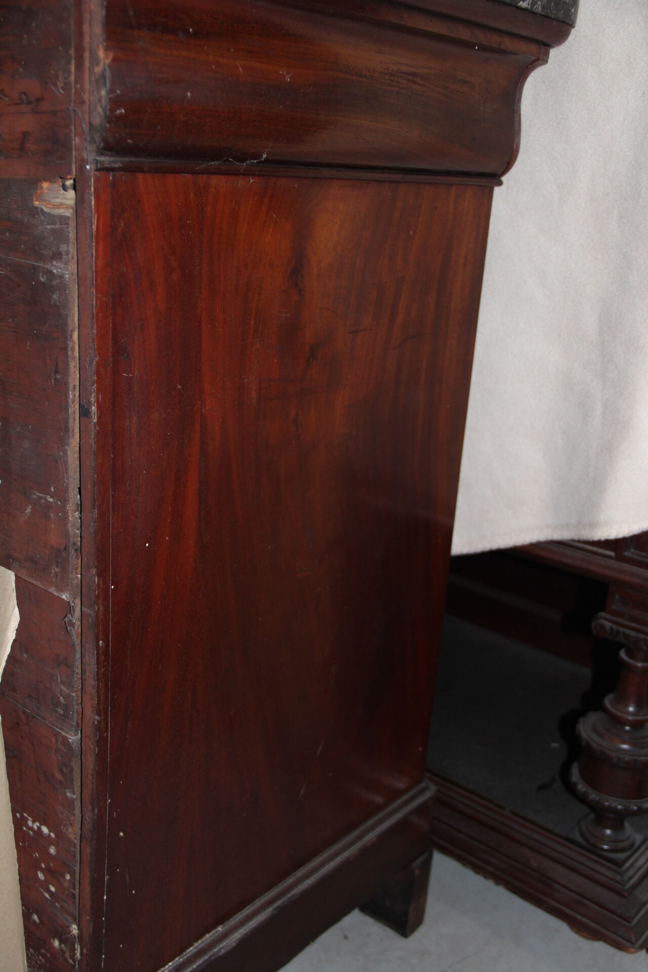 Louis Philippe chest of drawers, 19th century, in mahogany, Sainte-Anne marble