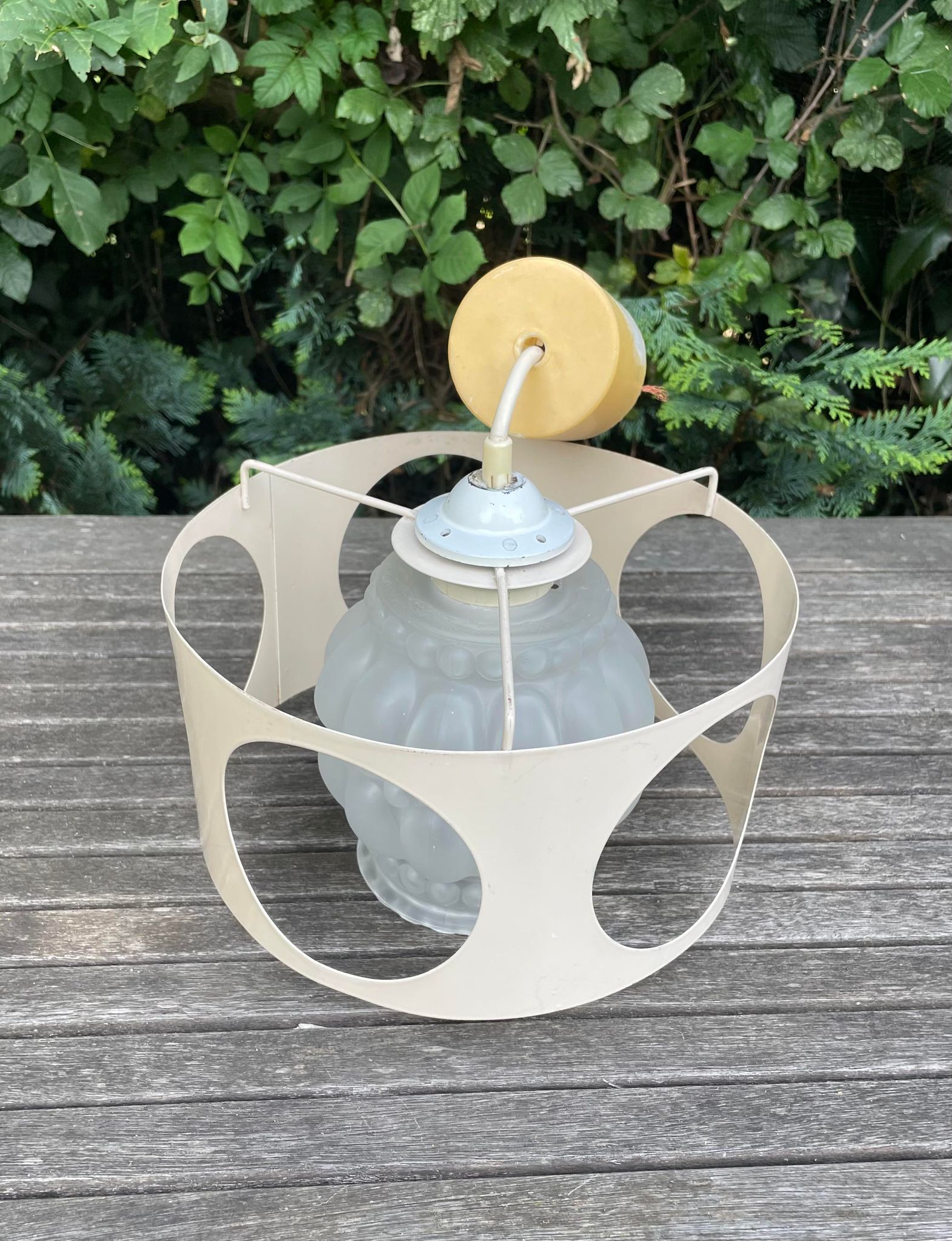 Suspension in bubbled frosted glass with its openwork entourage 70s