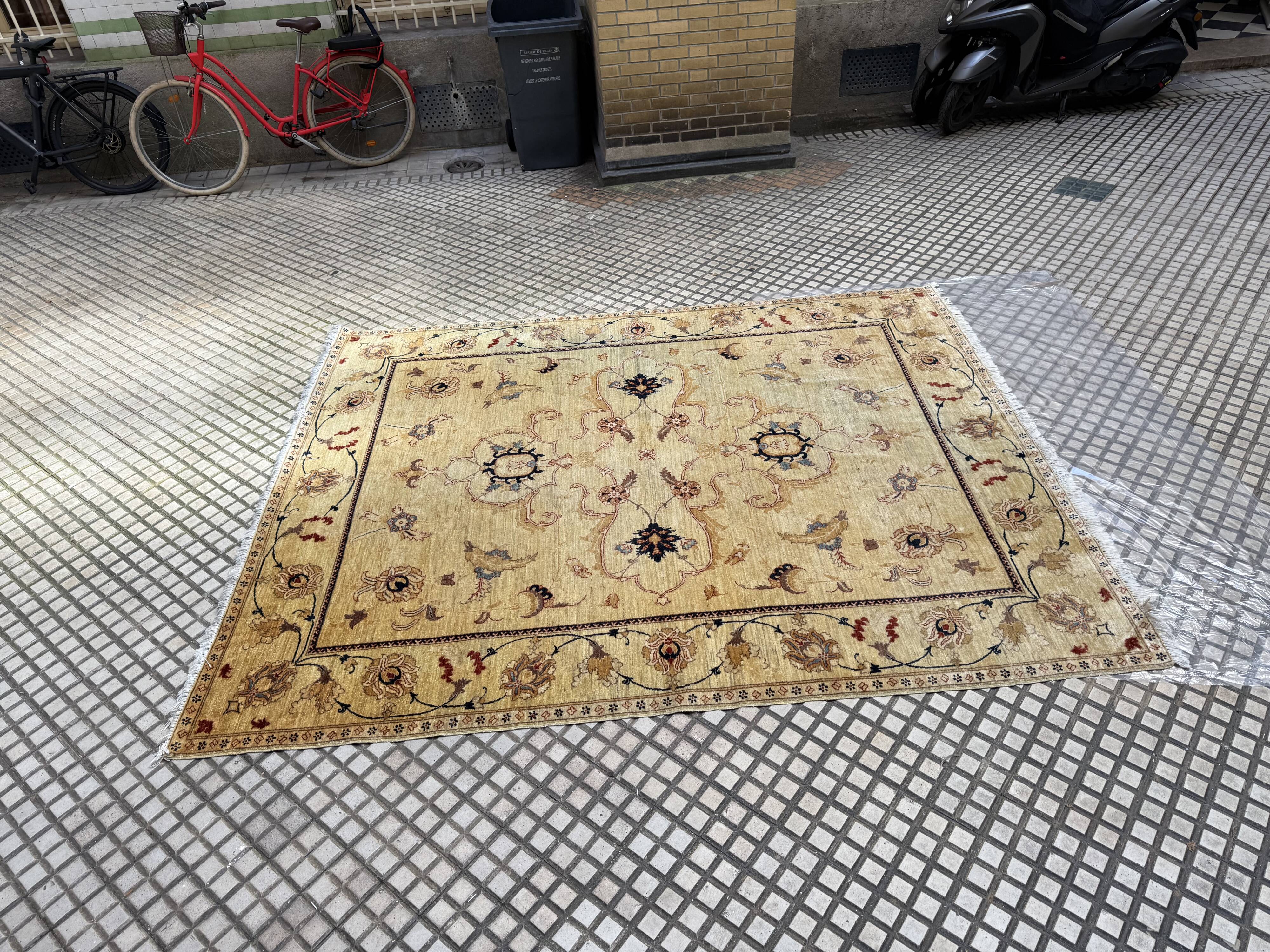 Tapis d’Orient noué main en laine, 287 × 237 cm