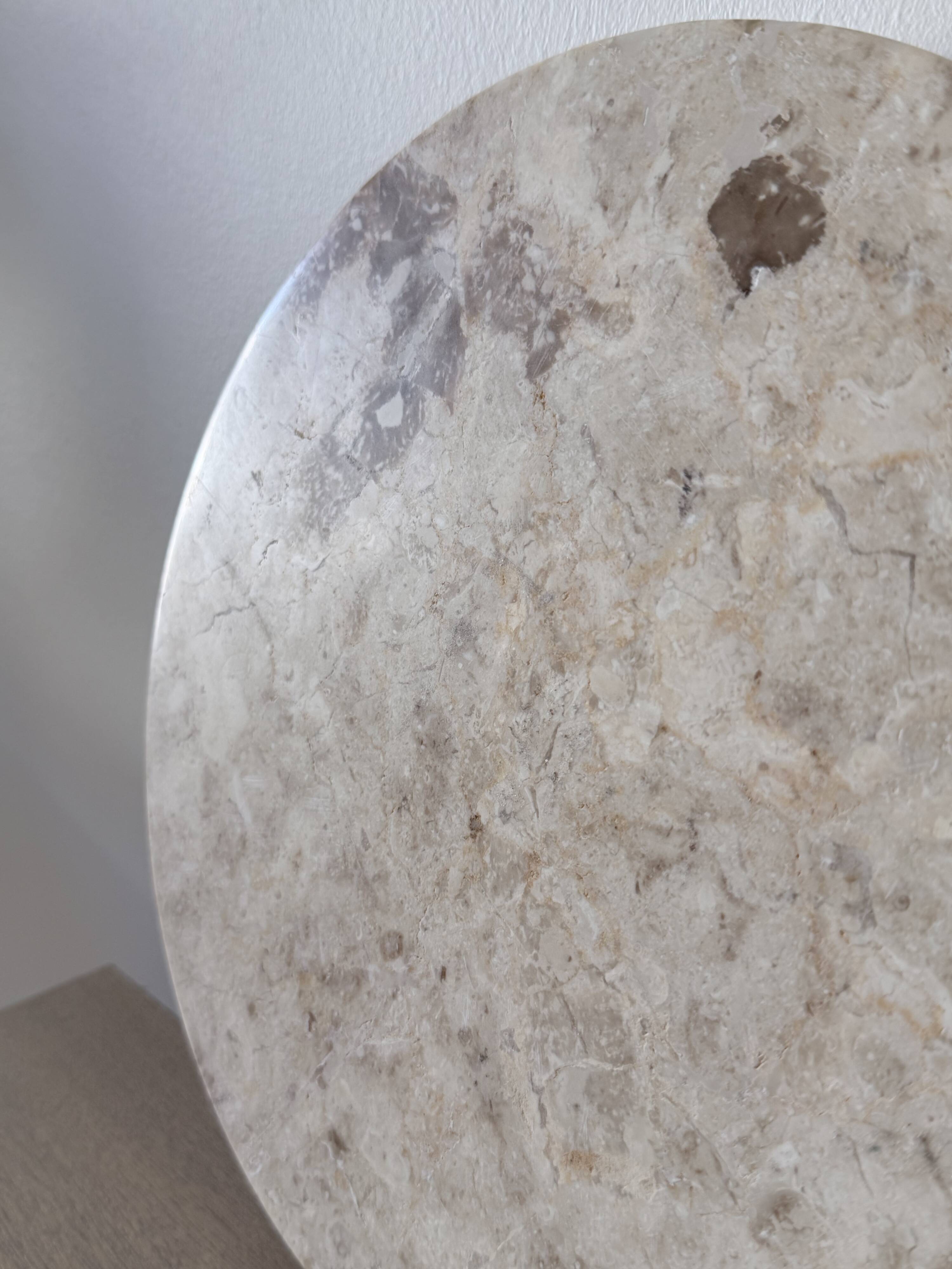 Small round tray in travertine