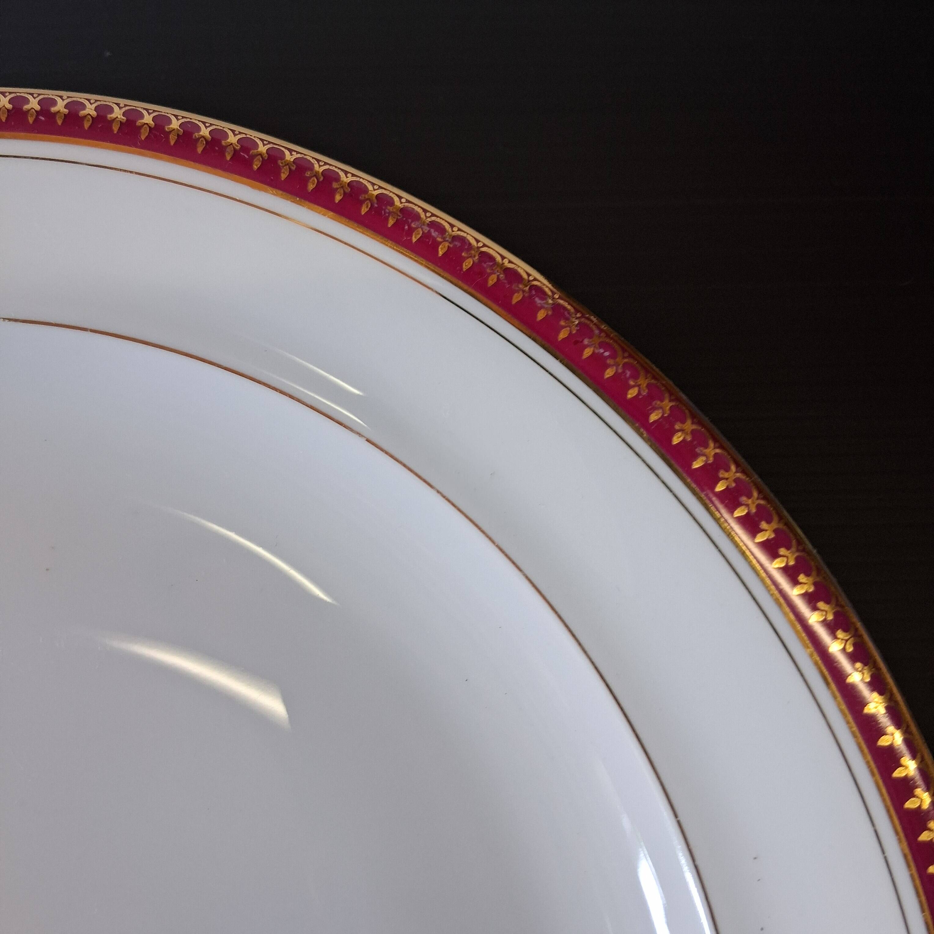 Very nice round serving dish from Chastagner & Co in good condition.