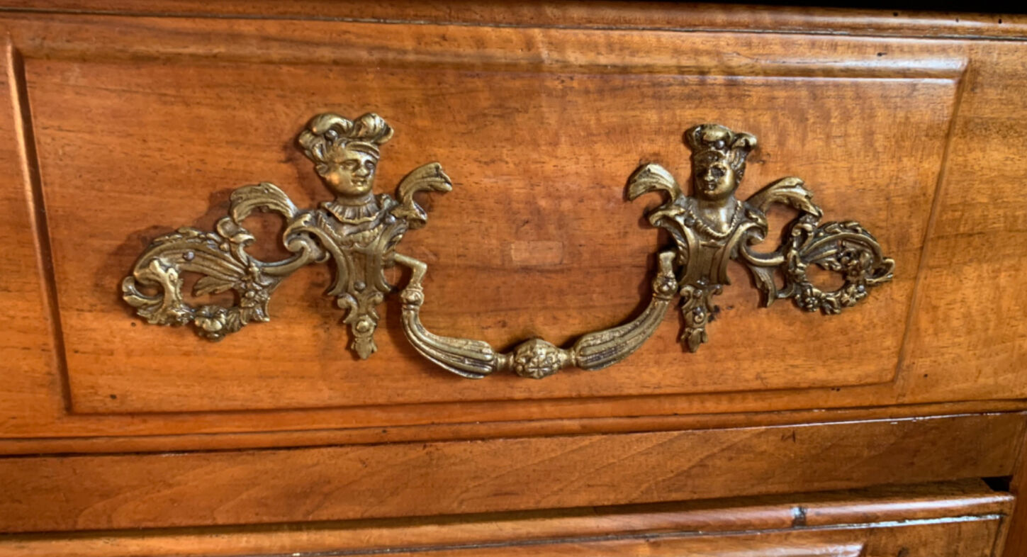 Blond walnut chest of drawers with three drawers. XVIIIth century