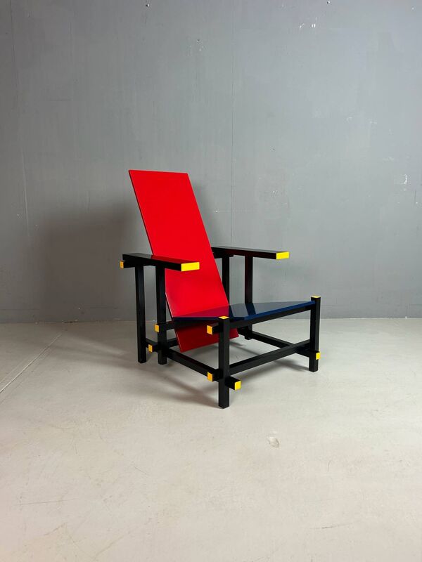 Chaise rouge et bleue de Gerrit Rietveld par Cassina