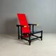 Chaise rouge et bleue de Gerrit Rietveld par Cassina
