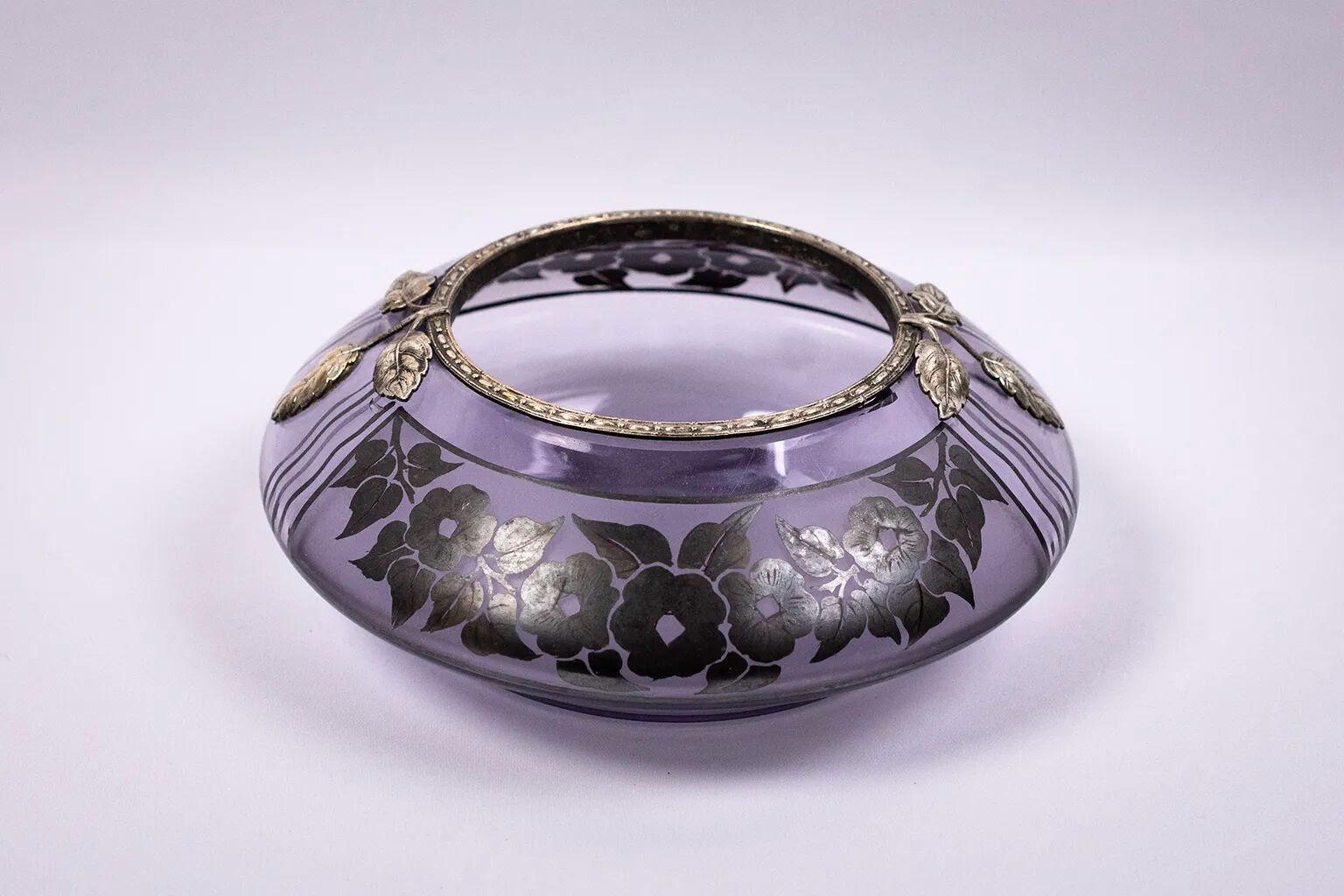 Art Deco vase in mauve glass D'Argyl with a pewter mount.