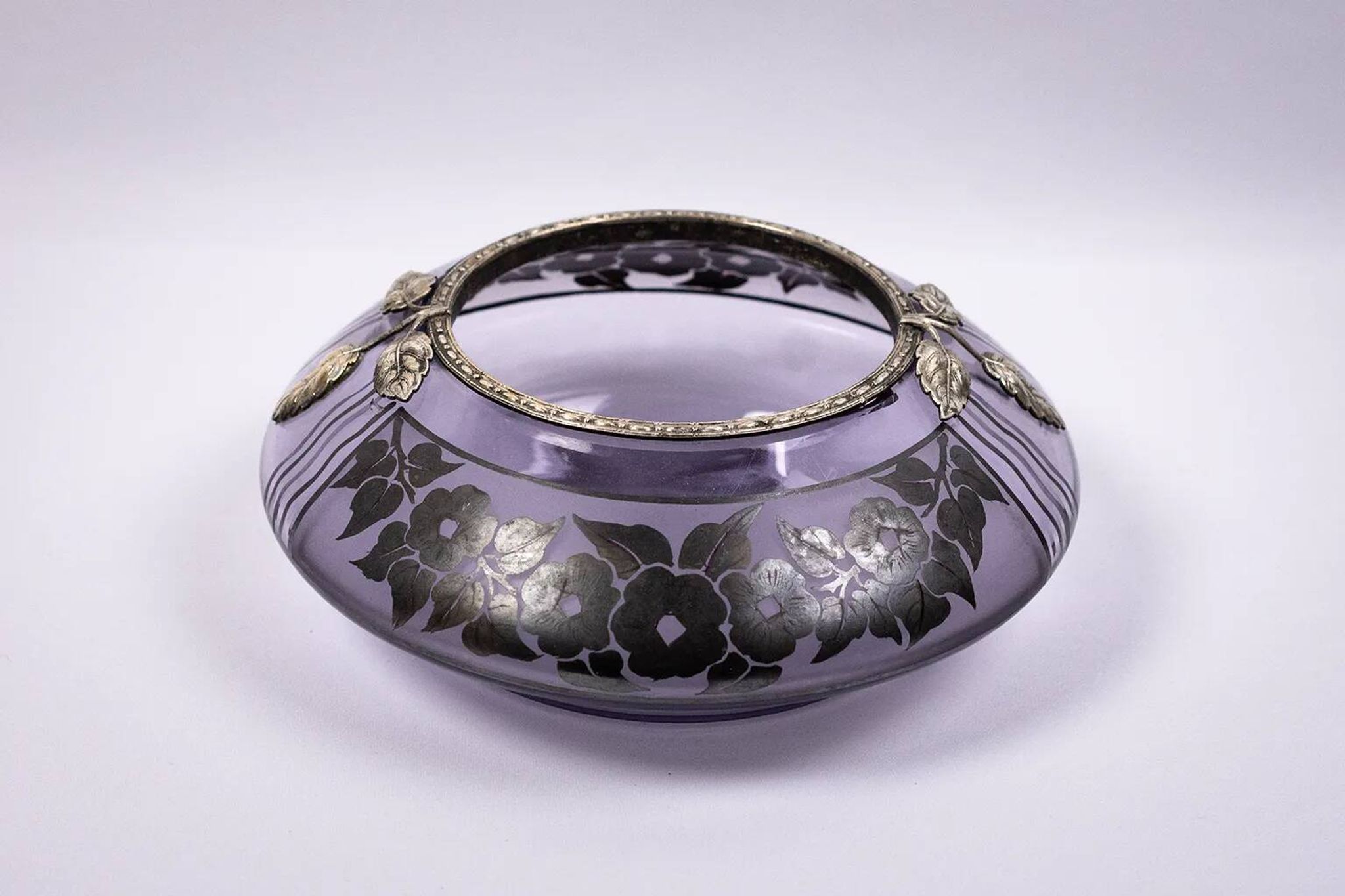Art Deco vase in mauve glass D'Argyl with a pewter mount.