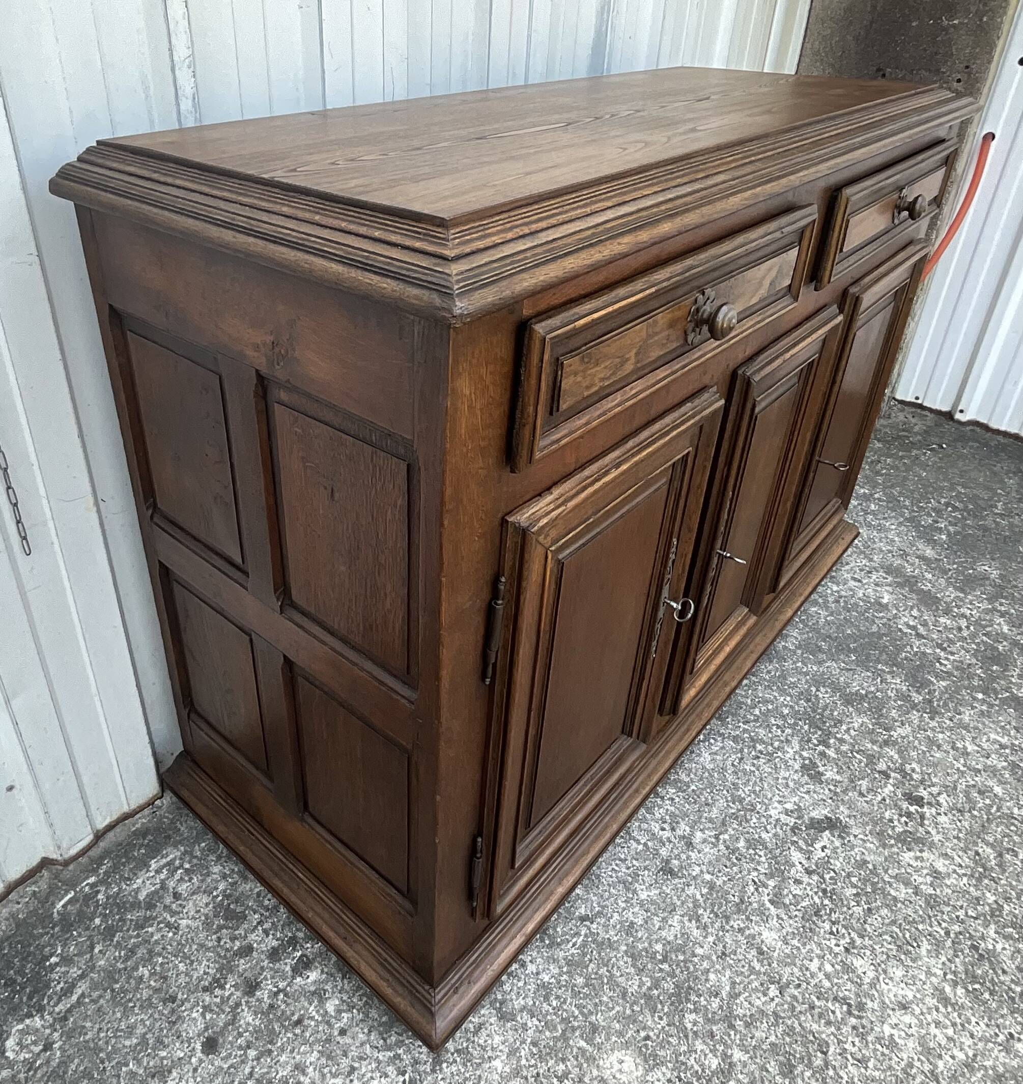 Country-style sideboard in solid oak – 18th century