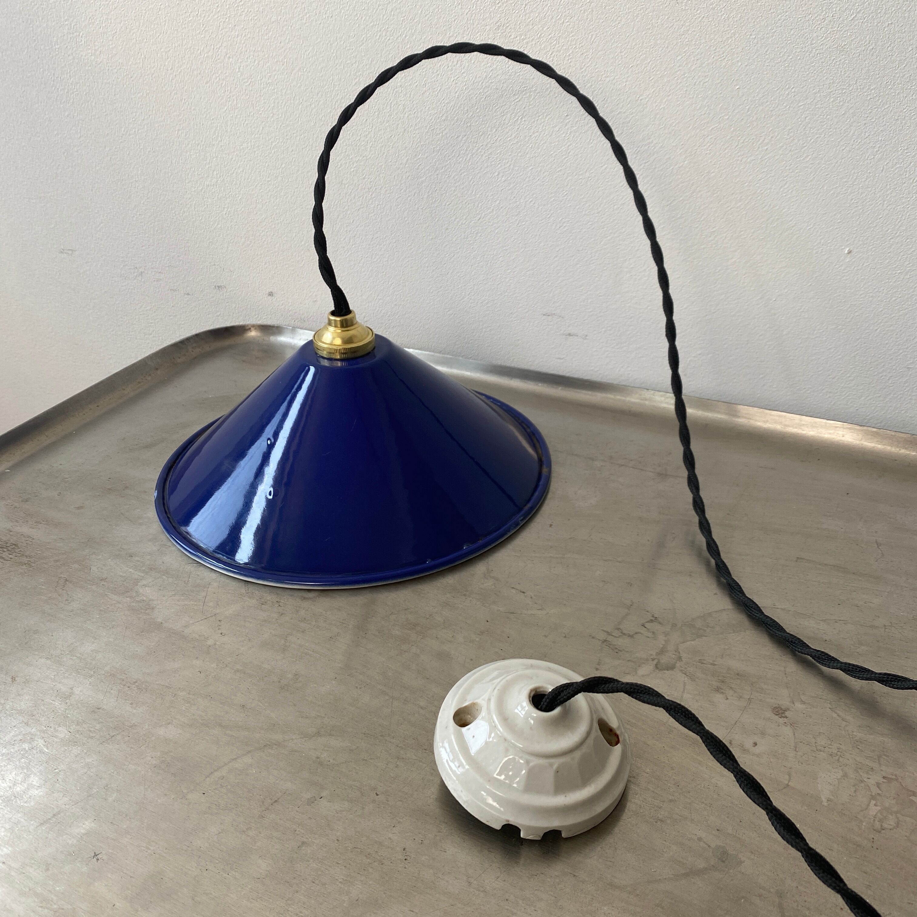 Lot 2 conical enamelled suspensions