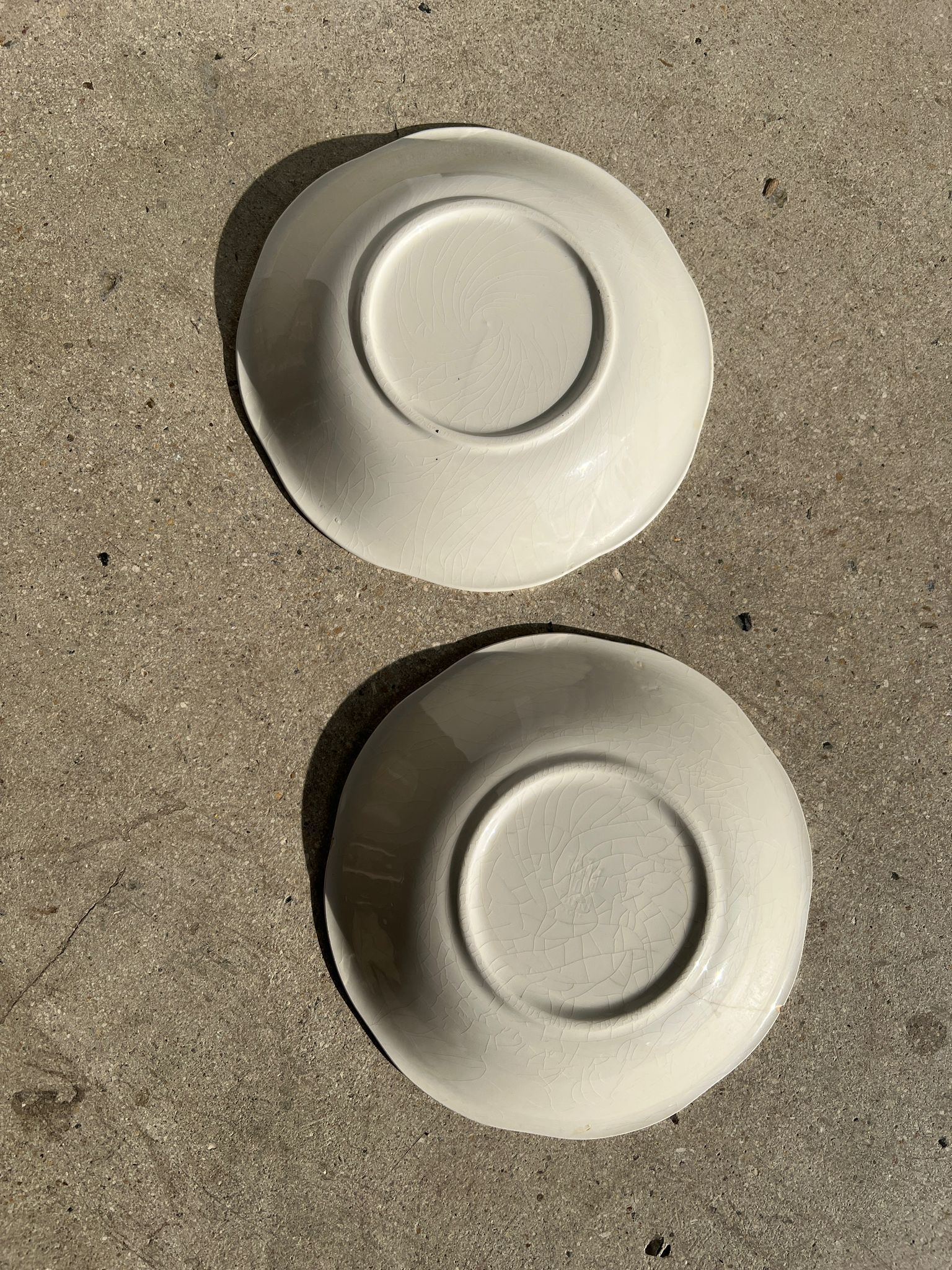 2 white hollow plates flower shape Gien D: 21,5cm