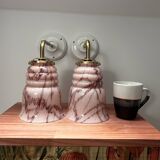 Paire d’appliques murales en opaline rose marbrée