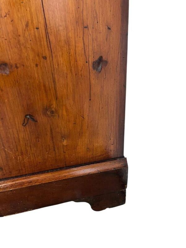 Commode vintage en bois avec poignées « dorées »
