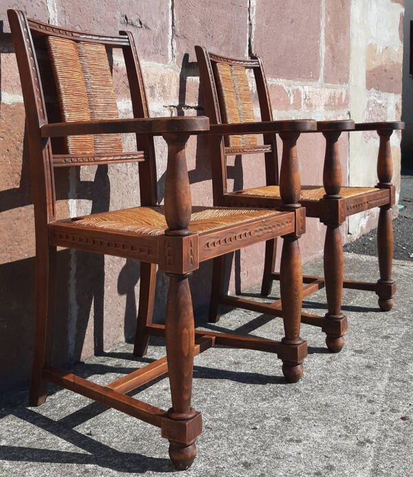 Paire de fauteuils en chêne, assises et dossiers paillés.