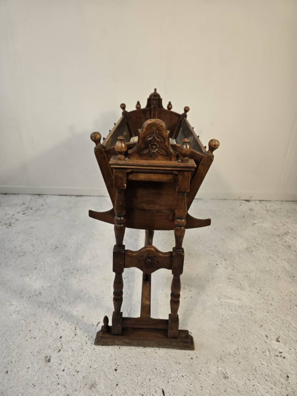 19th century cradle in carved fruitwood – Antique planter