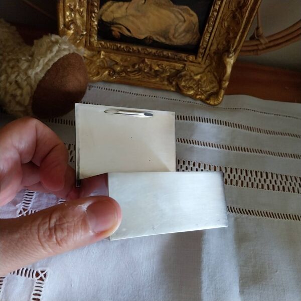 Ancienne boîte à bijoux en métal argenté