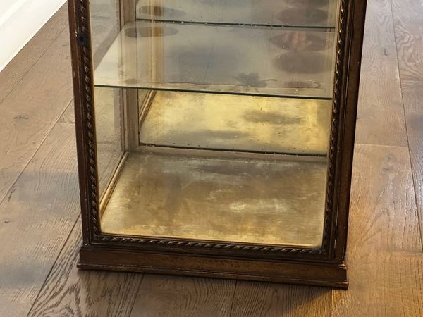 Vitrine de comptoir en bois et verre style Louis XVI, 19ème s.