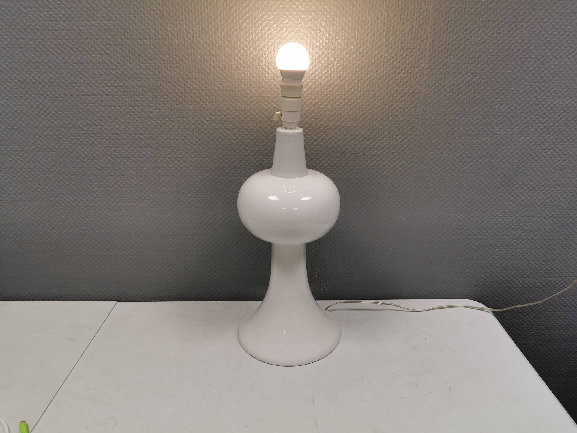 Large and beautiful Italian Table Lamp in white porcelain, estimated 1980s.