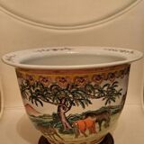Hidden Chinese porcelain pot. Rose Family.